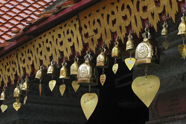 Wat Doi Suthep: wind chimes along the roof eave