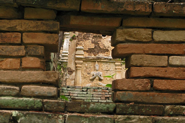 Wat Jet Yot: Viewing hole towards main temple
