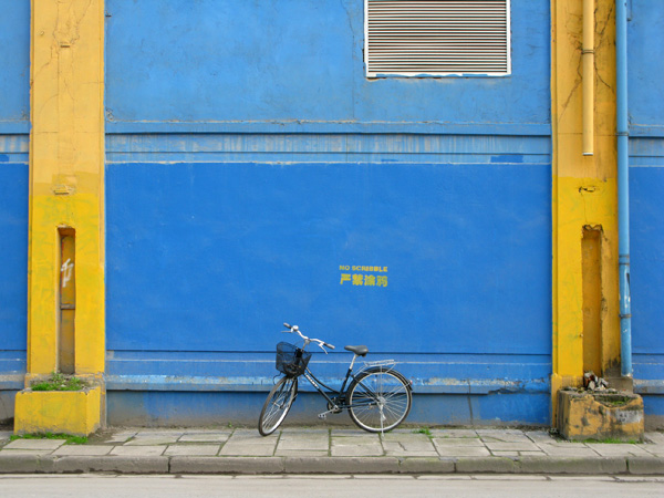 Next I took my bike for a photo shoot in front of a blue wall, where scribbles aren't allowed.