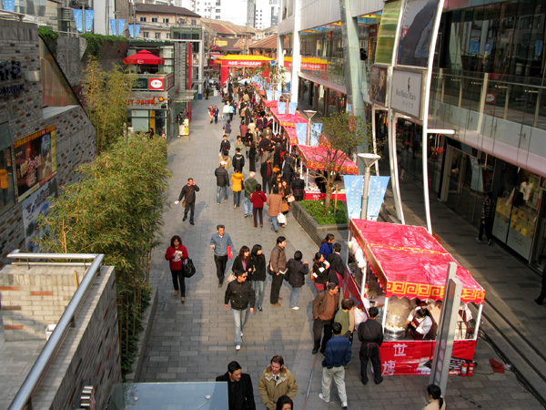 I also stopped by a pedestrian street filled with food vendors.