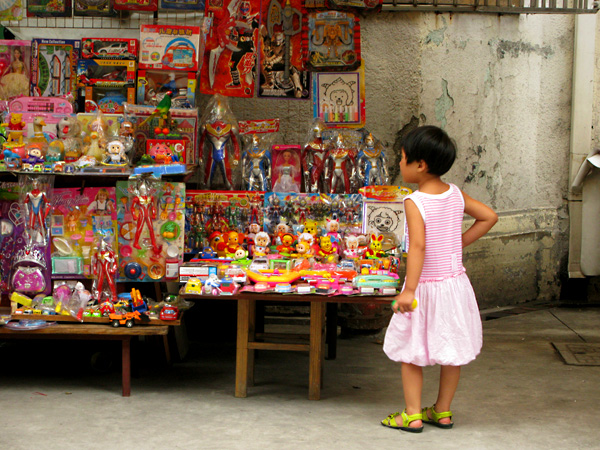 Child searching for the perfect toy