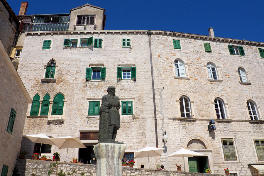 Statue & shutters